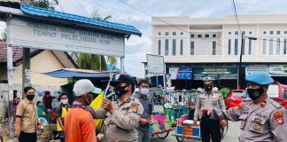 Polres Majene Bagikan Masker di Sejumlah Pasar