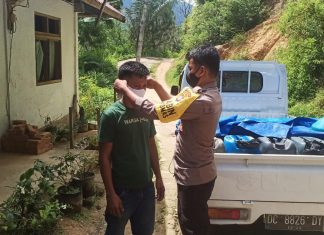 Polsek Aralle Bagi Masker Secara Gratis