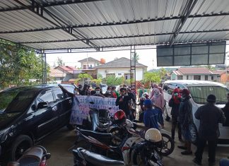 Warga Tinali Datangi Kantor Dinas PMD Mateng