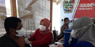 Petugas Gerai Vaksin Polres Majene, Terus Eksis Berikan yang Terbaik