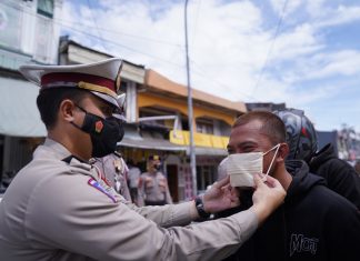 Dit Lantas Polda Sulbar Edukasi Masyarakat Tertib Berkendara dan Patuh Prokes