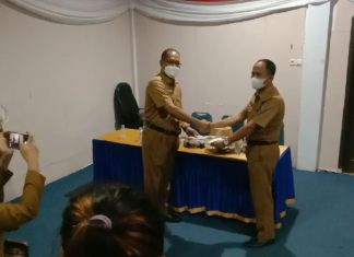 Zakaria Serahkan Jabatan Secara Simbolis Kepada Plt Sekwan Baru