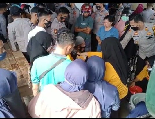 Pembagian Minyak Curah Disambut Ceria Warga Mateng