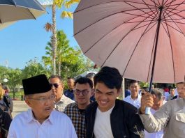 Ketua HMI MPO Ahyar Tak Sadar Dipayungi Pengawal JK