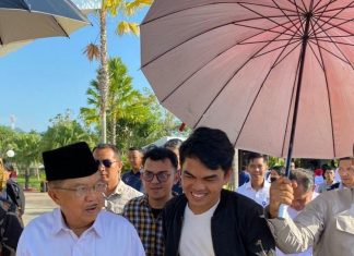 Ketua HMI MPO Ahyar Tak Sadar Dipayungi Pengawal JK