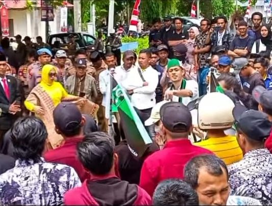 Ujian Pembuka Ketua Nirmalasari, HMI Demo di DPRD Mateng