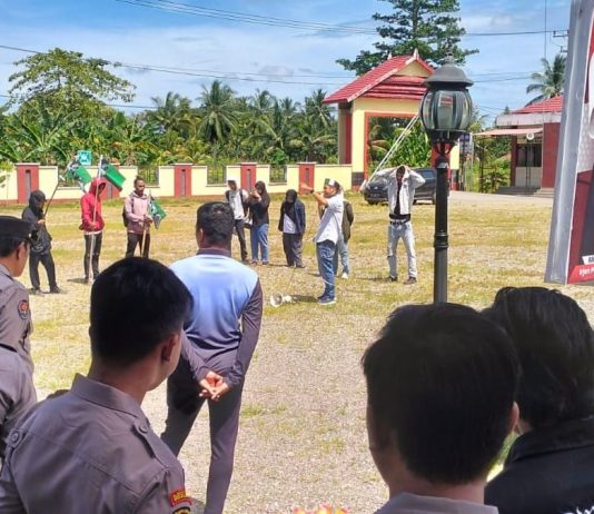 HMI Demo di Halaman Mapolres Mateng