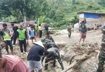 Personel Koramil 1428-03 Mambi Bantu Warga Terdampak Bencana di Aralle