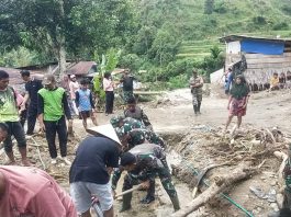 Personel Koramil 1428-03 Mambi Bantu Warga Terdampak Bencana di Aralle