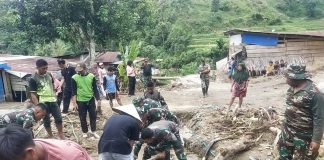 Personel Koramil 1428-03 Mambi Bantu Warga Terdampak Bencana di Aralle