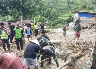 Personel Koramil 1428-03 Mambi Bantu Warga Terdampak Bencana di Aralle