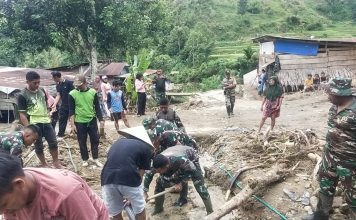 Personel Koramil 1428-03 Mambi Bantu Warga Terdampak Bencana di Aralle