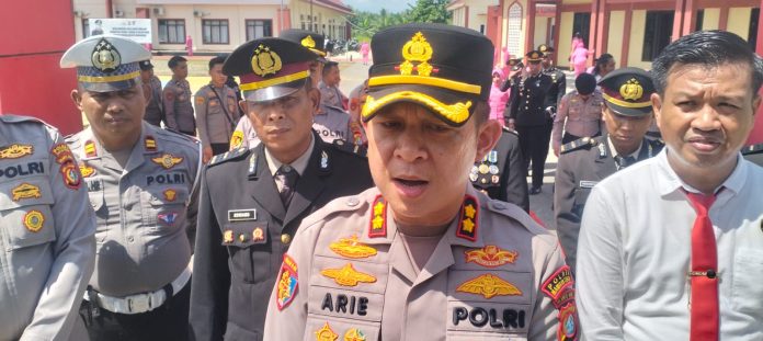 WAWANCARA WAWANCARA. Kapolres Mamuju Tengah, AKBP Ari Prasetyo, wawancara dengan awak media, usai upacara pisah sambut, di Halaman Mapolres Mateng, Jl. Tammauni Pueballung, KTM Tobadak, Rabu (8/7/2026)