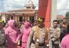 AKBP Hengky Kristanto Tinggalkan Pesan Pengabdian untuk Personel Momen saat AKBP Hengky Kristianto Abadi bersama Istri, diiringi oleh AKBP Arie Prayitno bersama Istri dan sejumlah personil dan Ibu Bayangkari menuju Pintu Gerbang keluar Mapolres Mateng, Rabu (8/7/2026)