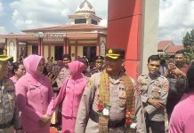 AKBP Hengky Kristanto Tinggalkan Pesan Pengabdian untuk Personel Momen saat AKBP Hengky Kristianto Abadi bersama Istri, diiringi oleh AKBP Arie Prayitno bersama Istri dan sejumlah personil dan Ibu Bayangkari menuju Pintu Gerbang keluar Mapolres Mateng, Rabu (8/7/2026)