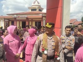 AKBP Hengky Kristanto Tinggalkan Pesan Pengabdian untuk Personel Momen saat AKBP Hengky Kristianto Abadi bersama Istri, diiringi oleh AKBP Arie Prayitno bersama Istri dan sejumlah personil dan Ibu Bayangkari menuju Pintu Gerbang keluar Mapolres Mateng, Rabu (8/7/2026)