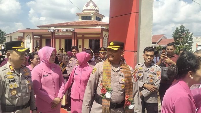 WhatsApp Image 2026-07-08 at 20.45.49 Momen saat AKBP Hengky Kristianto Abadi bersama Istri, diiringi oleh AKBP Arie Prayitno bersama Istri dan sejumlah personil dan Ibu Bayangkari menuju Pintu Gerbang keluar Mapolres Mateng, Rabu (8/7/2026)