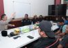 Silaturahmi dengan Kapolres Baru, SMSI Mateng Dorong Sinergi Media dan Kepolisian BERBINCANG. Suasana santai saat Kapolres Mateng, AKBP Arie Prayetno, berbincang dengan sejumlah pengurus SMSI Mateng, Kapores Mateng berbincang dengan di ruangan kerjanya, Kamis (9/7/2026)