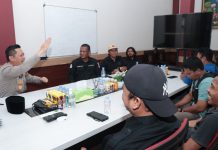 Silaturahmi dengan Kapolres Baru, SMSI Mateng Dorong Sinergi Media dan Kepolisian BERBINCANG. Suasana santai saat Kapolres Mateng, AKBP Arie Prayetno, berbincang dengan sejumlah pengurus SMSI Mateng, Kapores Mateng berbincang dengan di ruangan kerjanya, Kamis (9/7/2026)