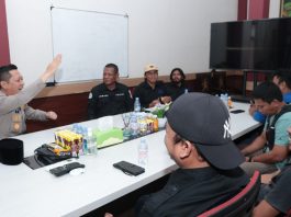 Silaturahmi dengan Kapolres Baru, SMSI Mateng Dorong Sinergi Media dan Kepolisian BERBINCANG. Suasana santai saat Kapolres Mateng, AKBP Arie Prayetno, berbincang dengan sejumlah pengurus SMSI Mateng, Kapores Mateng berbincang dengan di ruangan kerjanya, Kamis (9/7/2026)