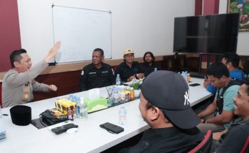 Silaturahmi dengan Kapolres Baru, SMSI Mateng Dorong Sinergi Media dan Kepolisian BERBINCANG. Suasana santai saat Kapolres Mateng, AKBP Arie Prayetno, berbincang dengan sejumlah pengurus SMSI Mateng, Kapores Mateng berbincang dengan di ruangan kerjanya, Kamis (9/7/2026)