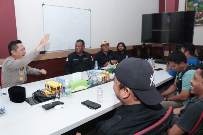 WhatsApp Image 2026-07-09 at 21.36.01 BERBINCANG. Suasana santai saat Kapolres Mateng, AKBP Arie Prayetno, berbincang dengan sejumlah pengurus SMSI Mateng, Kapores Mateng berbincang dengan di ruangan kerjanya, Kamis (9/7/2026)
