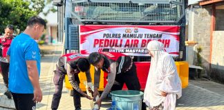 Polres Mamuju Tengah Salurkan Air Bersih untuk Warga yang Terdampak Kekeringan