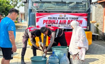 Polres Mamuju Tengah Salurkan Air Bersih untuk Warga yang Terdampak Kekeringan
